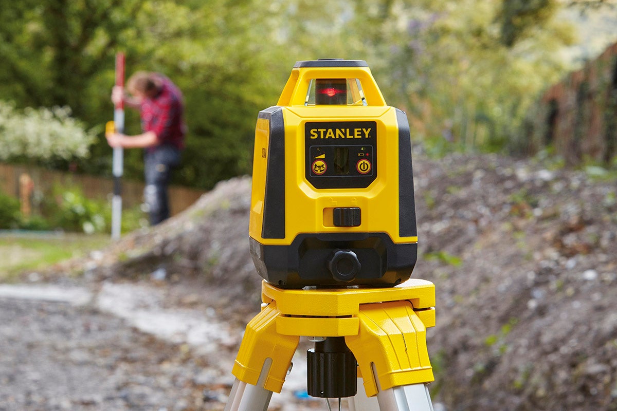 Stanley logotyp på en roterande laser för byggarbetsplats på ett stativ