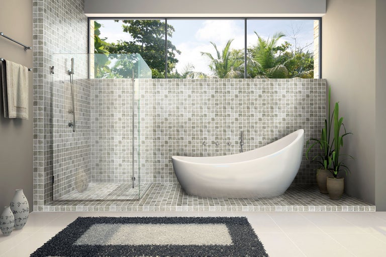 Badrum med dusch, badkar, mosaikplattor och stort fönster