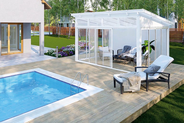 Scen med pool, terrass, trädgårdshus och trädgårdsmöbler