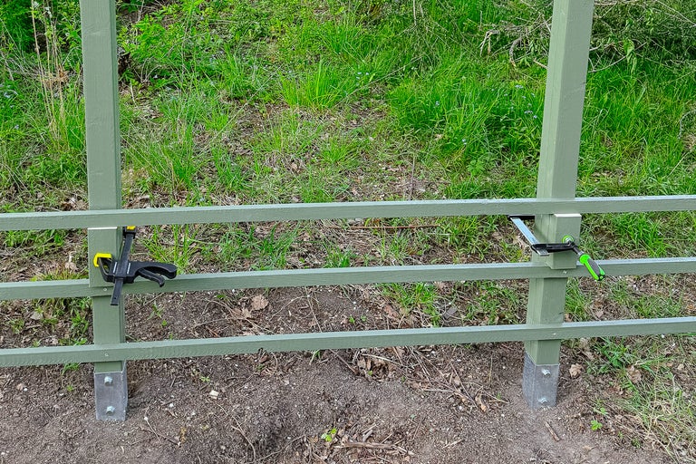 Trästaketstolpe med tvärbalkar, fästa med skruvtvingar