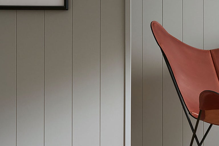 Träpanel på väggen med fåtölj