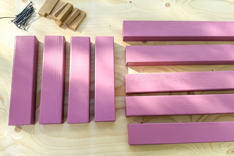 Trälattor och skruvar för ett byggprojekt