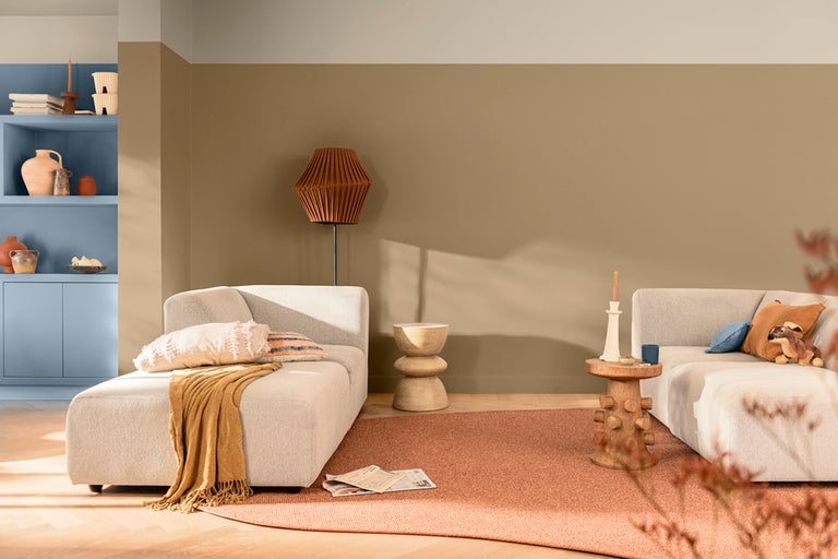 Ljust vardagsrum med modulsoffor, matta och dekorativa möbler