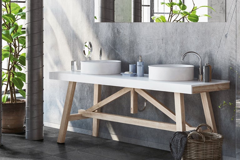 Modernt badrum med dubbla handfat och träbalkskonstruktion