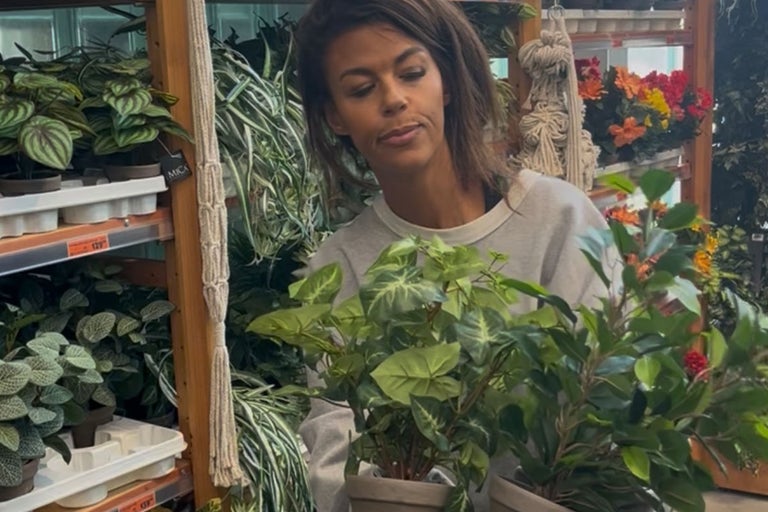 Kvinna tittar på krukväxter i Hornbach-butiken