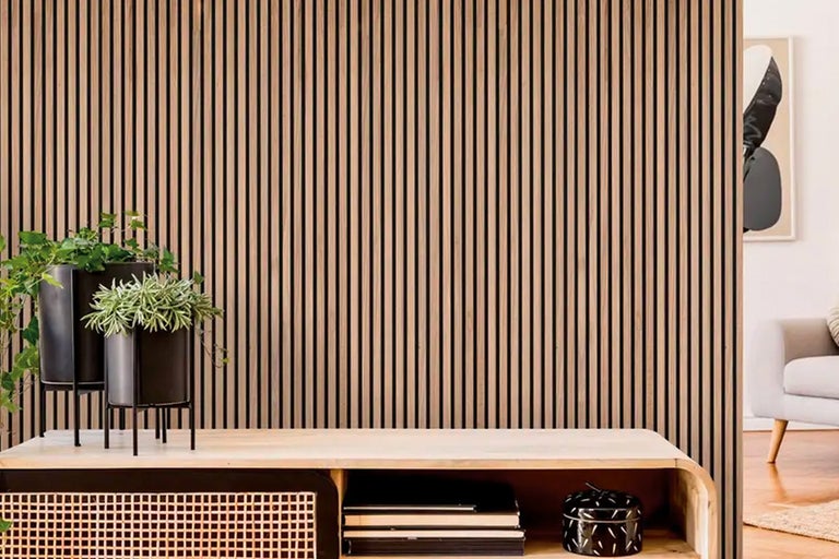 Scen med träpanelvägg och dekorativa element på en trämöbel