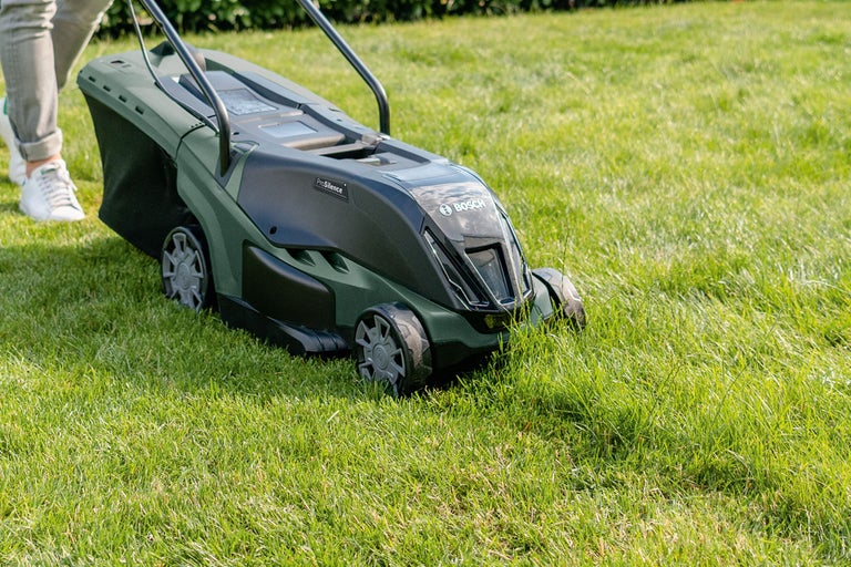 Bosch gräsklippare i drift på en gräsmatta