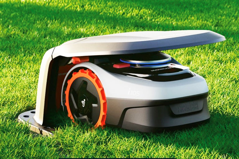 Robotgräsklippare på gräsmatta