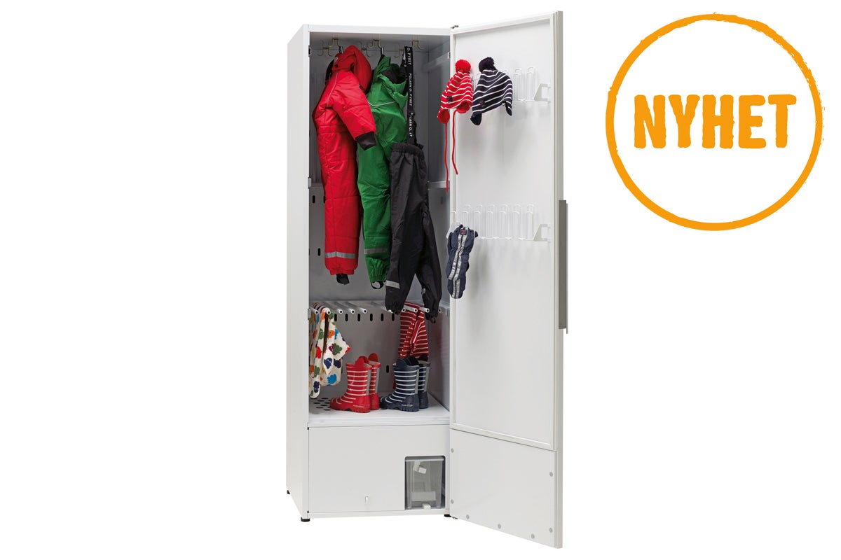 Öppet, vitt klädskåp med jackor, byxor, mössor och stövlar. På skåpet finns en orange cirkel med ordet Nyhet.
