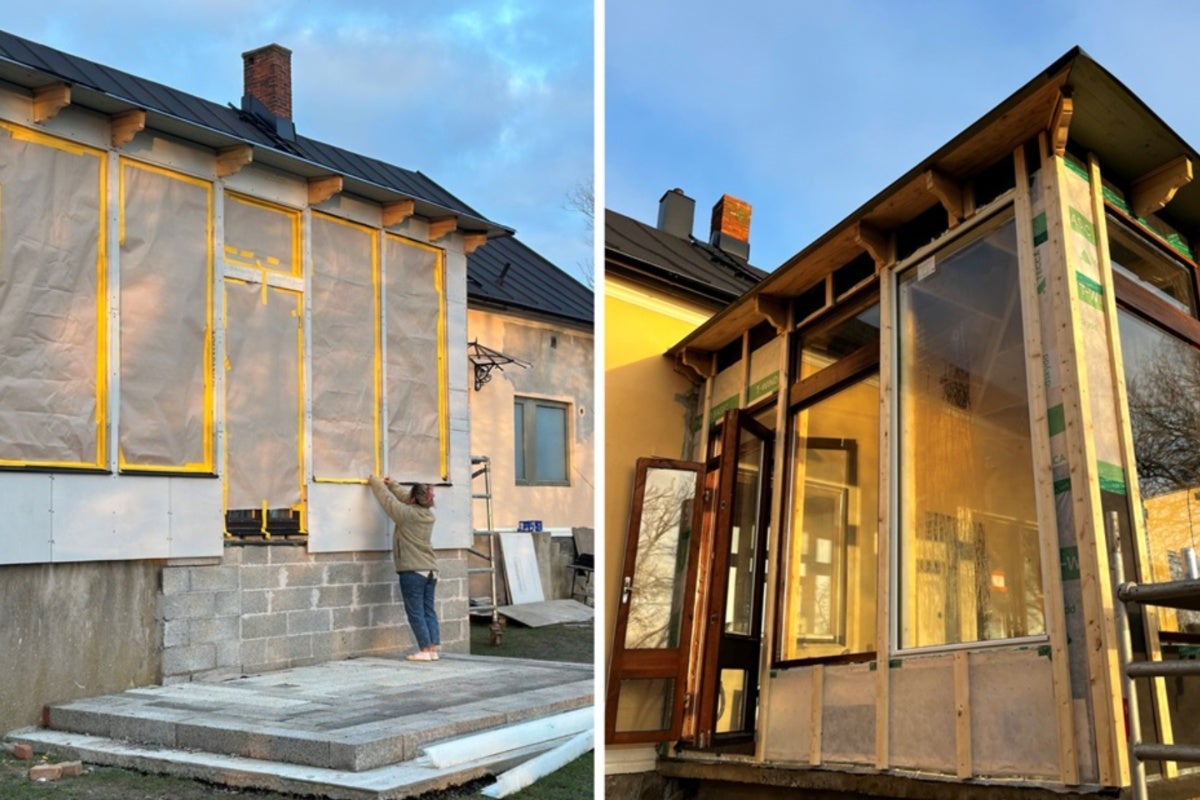 Renovering av en husutbyggnad med fönsterinstallation, skyddsfolie och träregelkonstruktion.