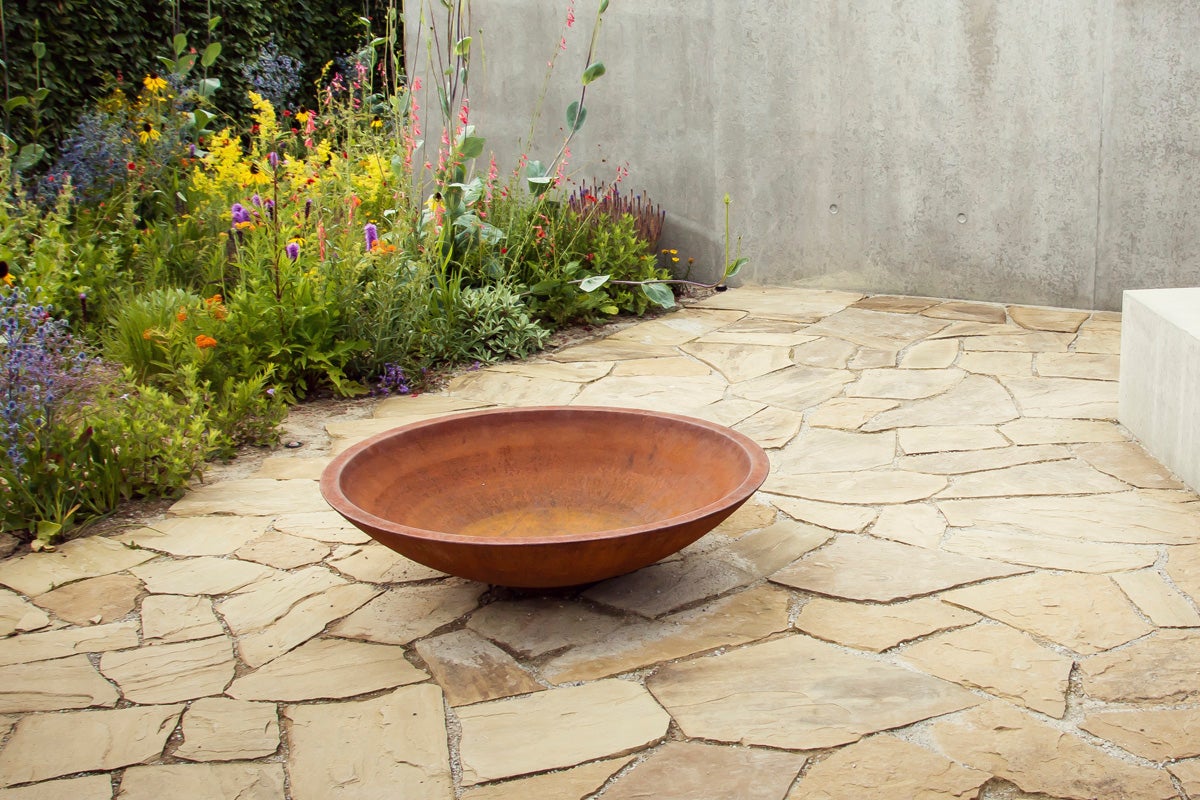 Eldfat i cortenplåt i trädgården