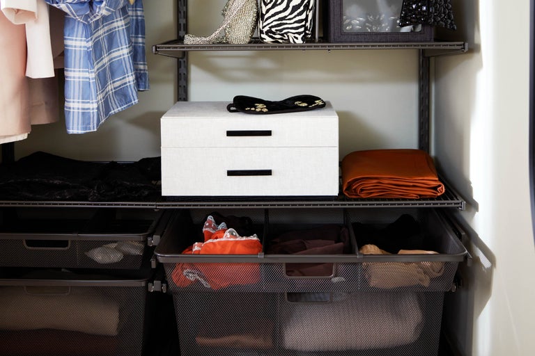 Interiör av en garderob med kläder, lådor och hyllor för förvaring