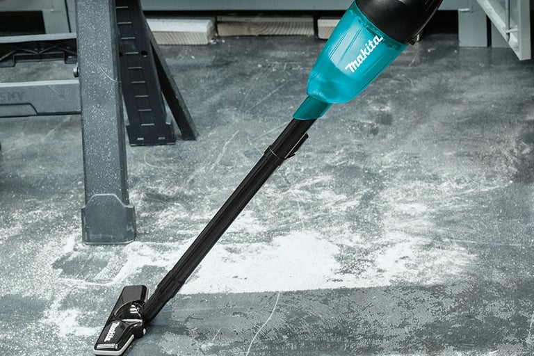 Makita dammsugare som rengör en verkstad