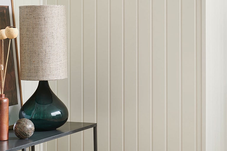 Scen med lampa, dekoration och väggpaneler