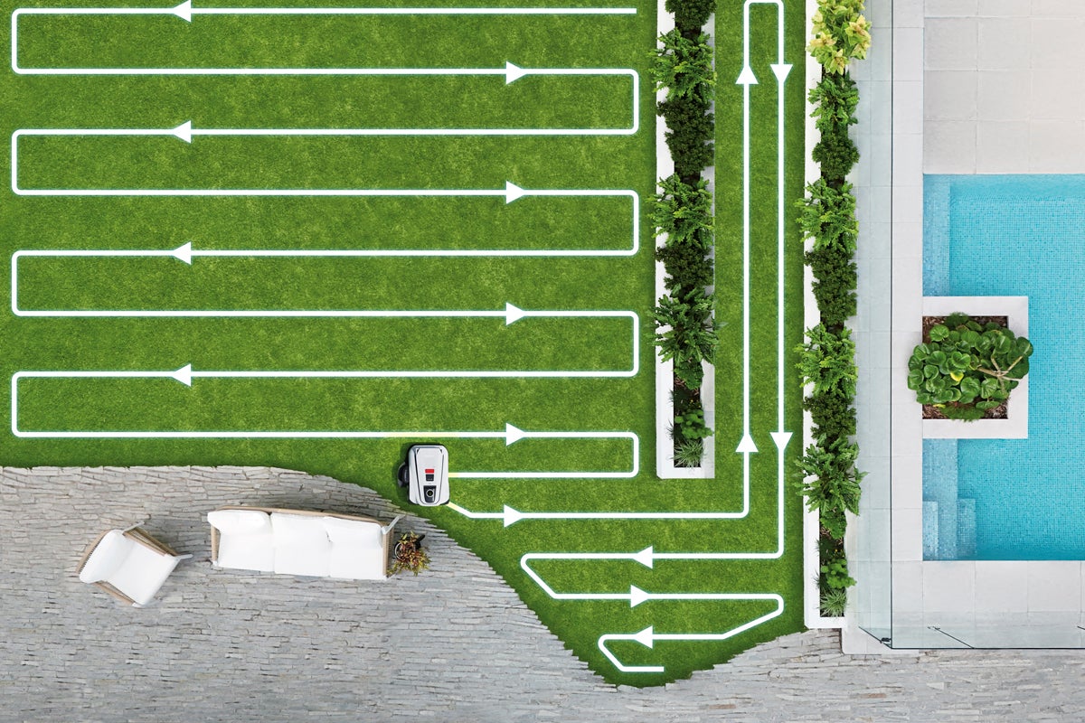 Flygvy över en trädgård med gräsmatta, robotgräsklippare och pilar som visar det systematiska klippmönstret.