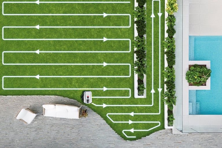 Flygvy över en trädgård med gräsmatta, robotgräsklippare och pilar som visar det systematiska klippmönstret.
