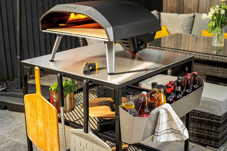 Ooni pizzaugn på ett Ooni bord med tillbehör utomhus