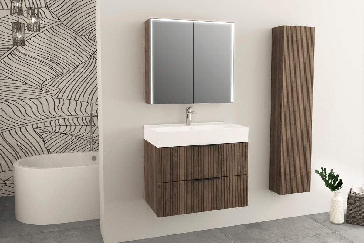 Badrum med tvättställsskåp, spegelskåp och högskåp i träutseende