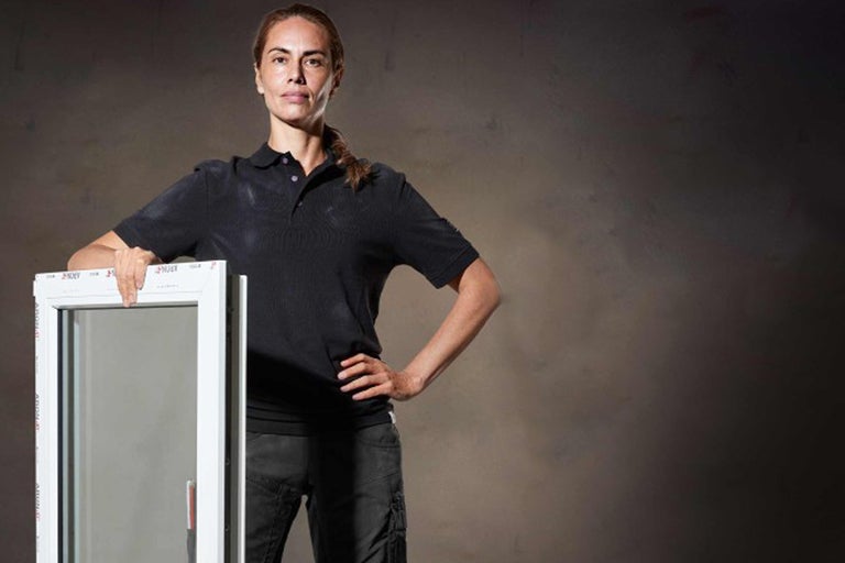 En kvinna håller ett plastfönster.