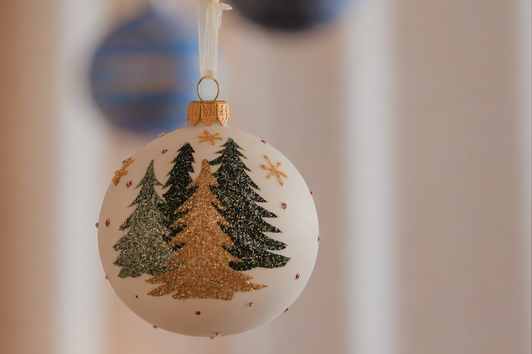 Julgranskula med motiv av granar och glitterdetaljer