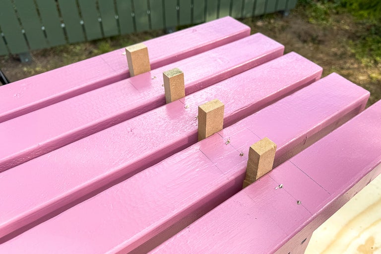 Rosa träribbor med distanser av trä