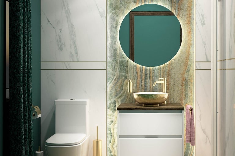 Badrum med toalett, handfat, spegel och dusch