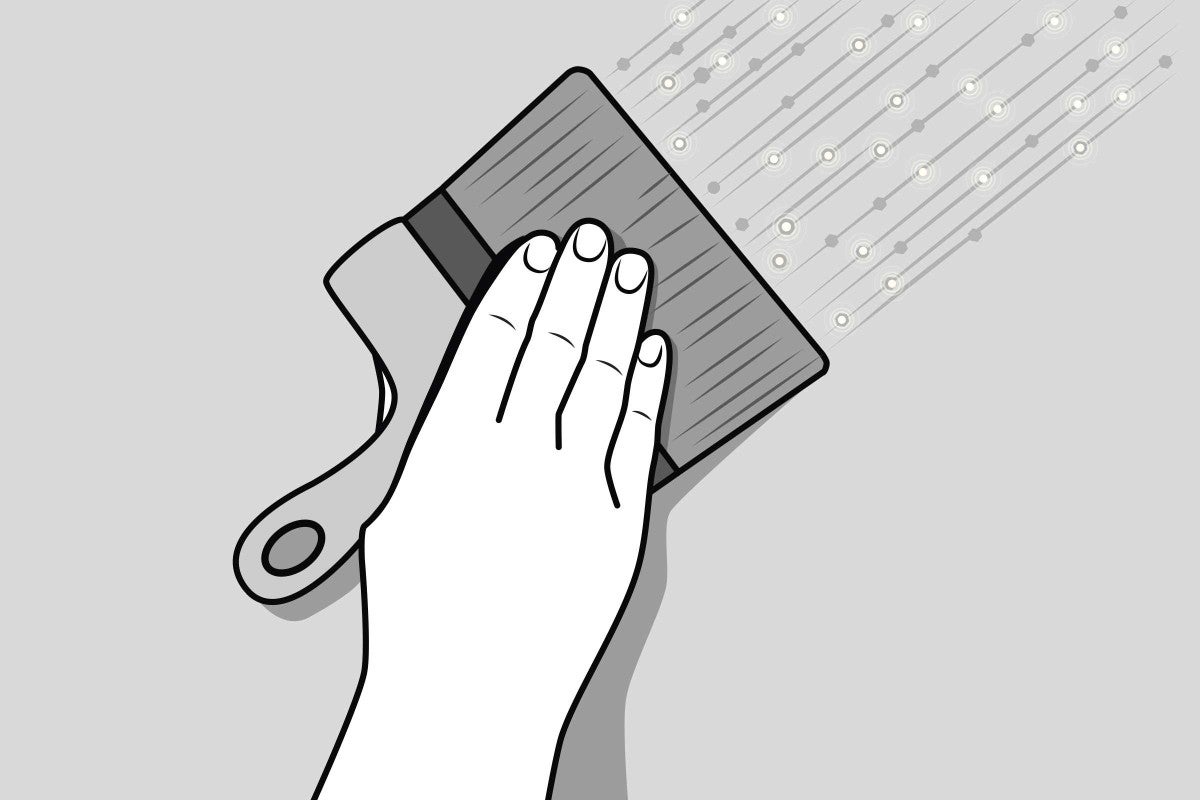 Illustration av en hand som applicerar LED-tapeter med en borste.
