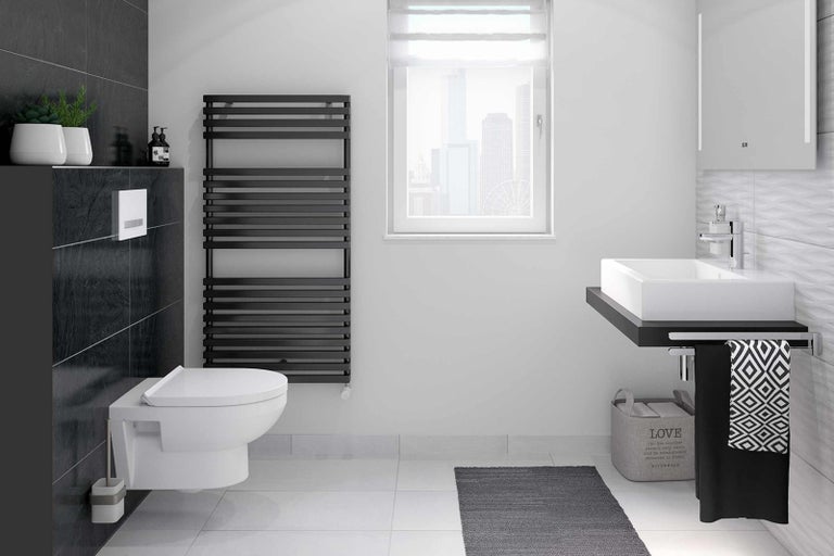 Modernt badrum med toalett, handfat, handdukstork och dekorativa element för en stilfull atmosfär