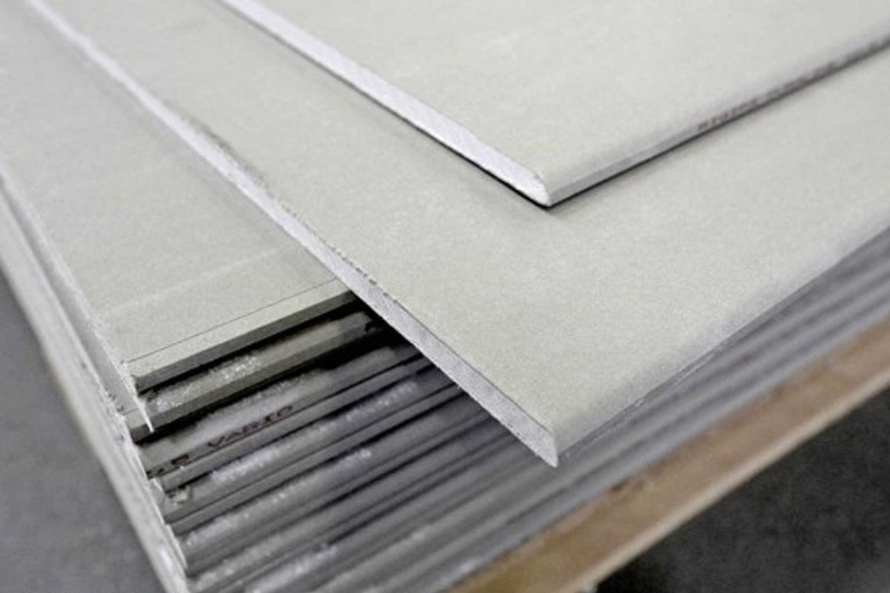 Stapel gipsskivor för inredningsarbeten