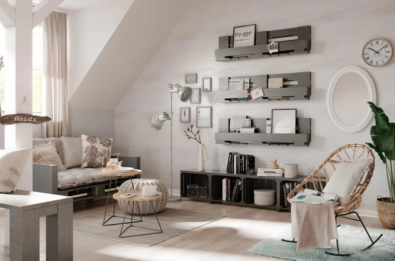 Vardagsrum med trämöbler, hyllor, lampa och dekoration i ljus design