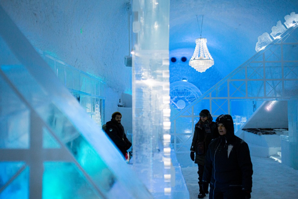 Lobbyn på ishotellet, där alla rum är gjorda av is. Hotellet är endast öppet från december till april. Bredvid ligger "Ice Hotel 365" som har öppet året runt. Lobbyn på ishotellet, där alla rum är gjorda av is. Hotellet är endast öppet från december till april. Bredvid ligger "Ice Hotel 365" som har öppet året runt.