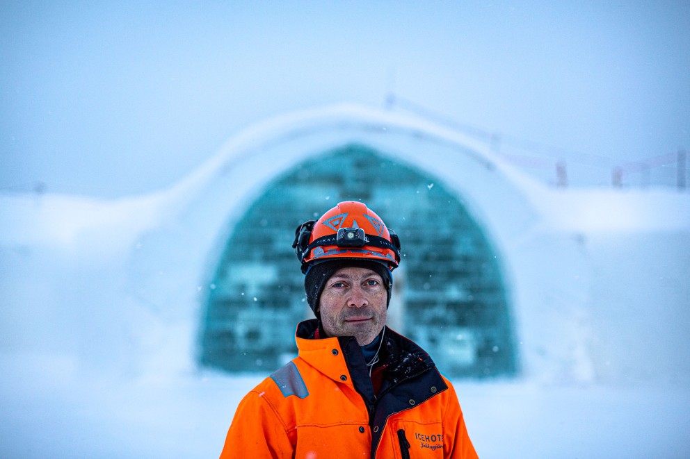Den kreativa chefen framför byggarbetsplatsen. Luca Roncoroni, 47, arkitekt, är kreativ chef för ishotellet. Han känns igen på den orange jackan. Den kreativa chefen framför byggarbetsplatsen. Luca Roncoroni, 47, arkitekt, är kreativ chef för ishotellet. Han känns igen på den orange jackan.