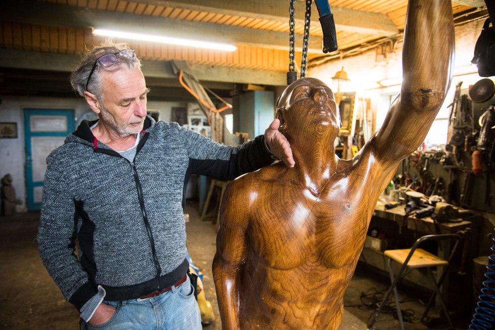 ”Och här gör jag ett snitt.” Claus visar var han skulle skära upp den färdiga galjonsfiguren för ”Mir” för att öppna den och kunna fästa den över bogen på fartyget. ”Och här gör jag ett snitt.” Claus visar var han skulle skära upp den färdiga galjonsfiguren för ”Mir” för att öppna den och kunna fästa den över bogen på fartyget.