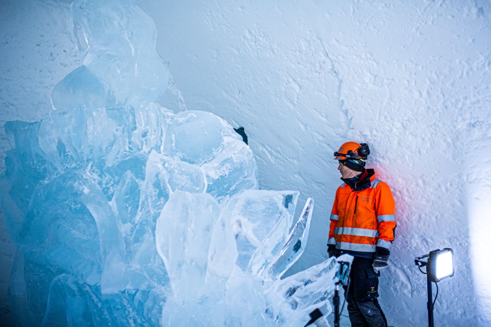 
				Grov konstruktion. Den kreativa chefen Luca Roncoroni framför en oavslutad isskulptur.

			