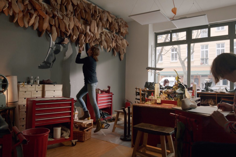
				I skomakeriet i Berlin hänger dussintals läster till skor

			