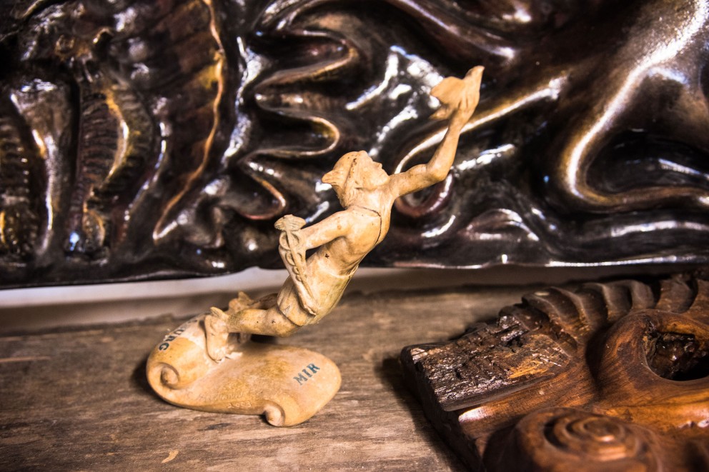 Det senaste projektet. En modell av galjonsfiguren till det ryska seglande skolfartyget ”Mir”. Claus har designat en man med en duva i handen. Det senaste projektet. En modell av galjonsfiguren till det ryska seglande skolfartyget ”Mir”. Claus har designat en man med en duva i handen.
