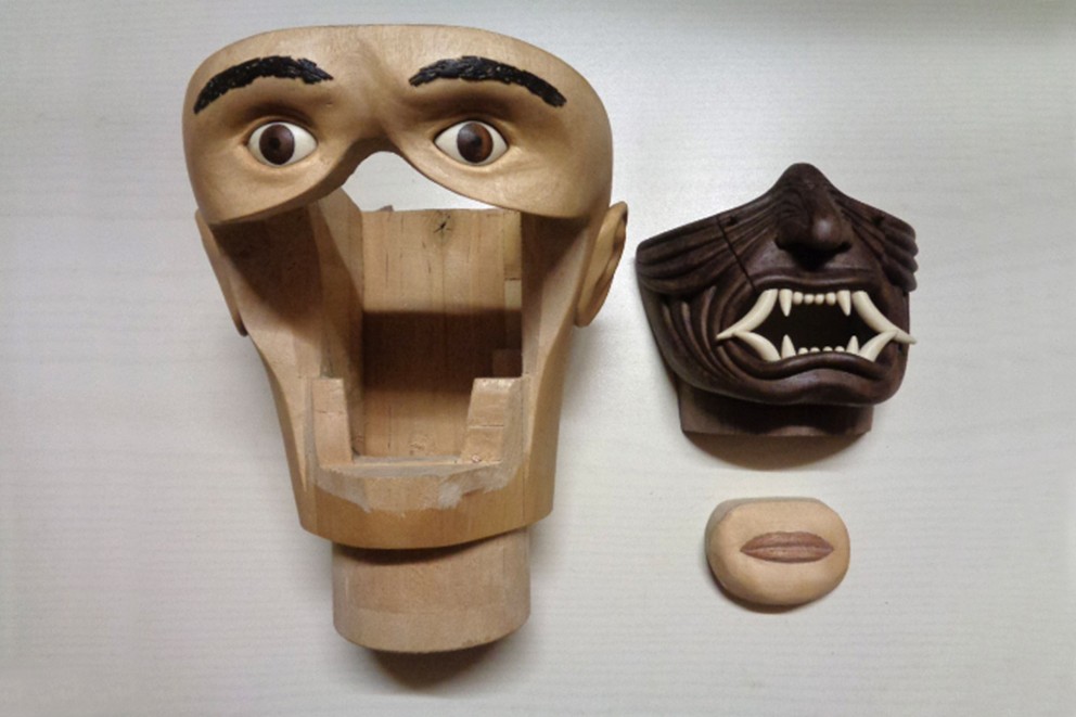 
				Tänderna och näspartiet är en del av masken. De monteras på ansiktet.

			