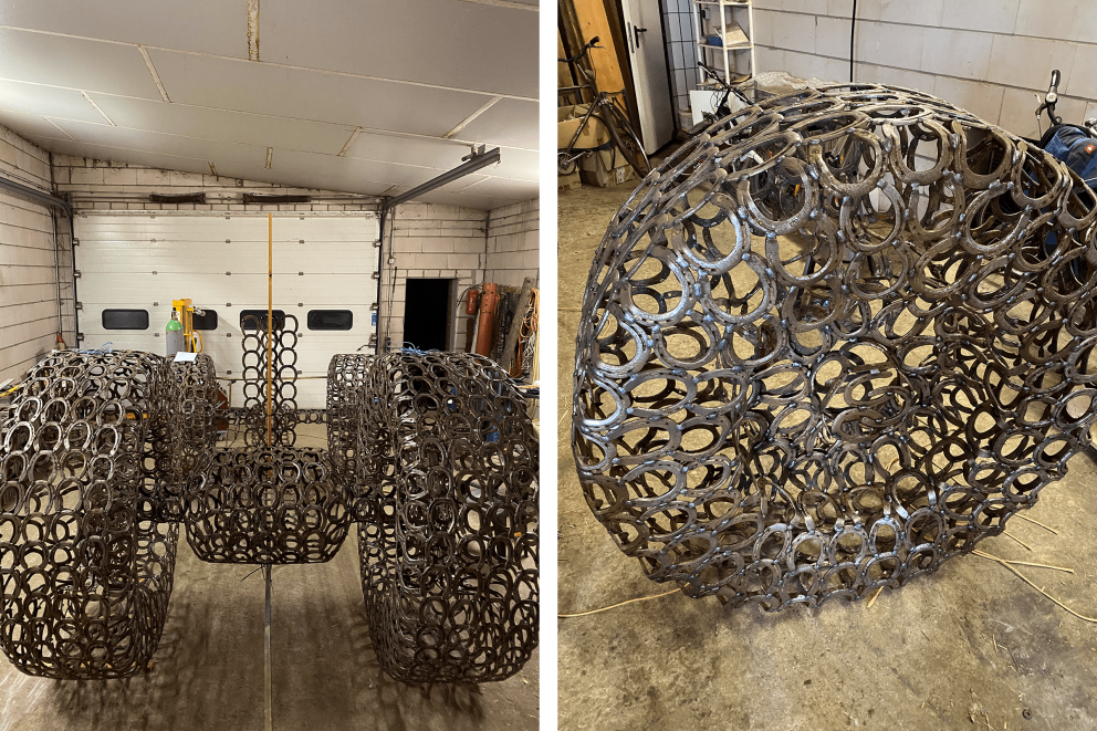 Dekorativ skulptur av en traktor gjord av hästskor