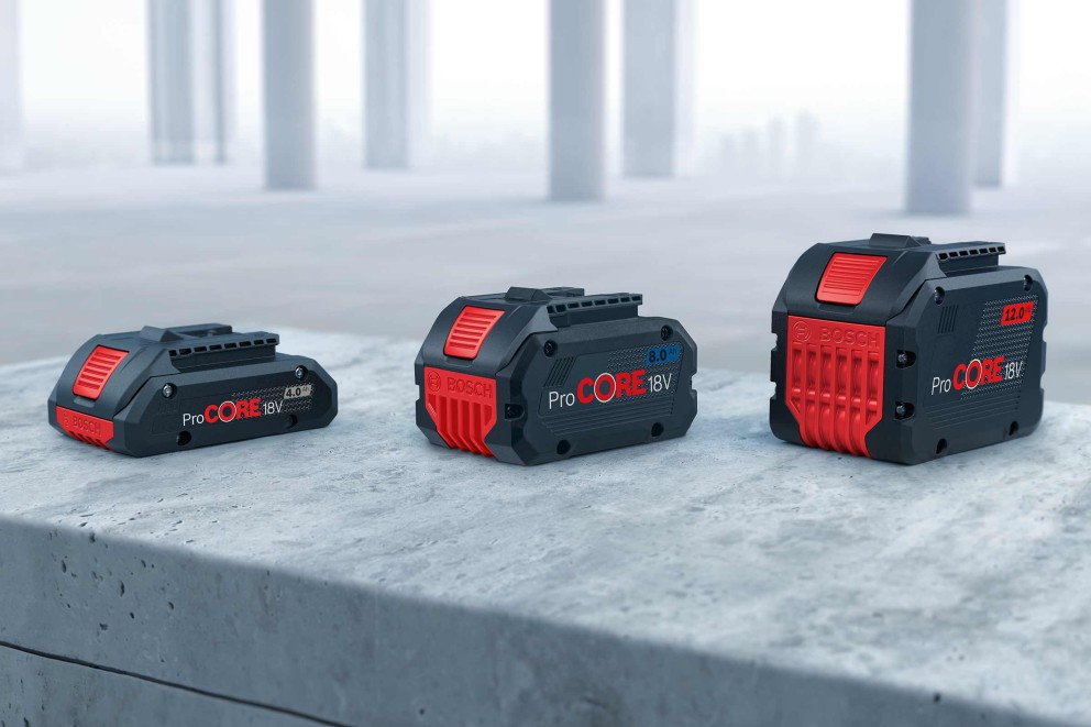 Tre Bosch ProCore 18V-batterier med olika effekt på en betongyta.