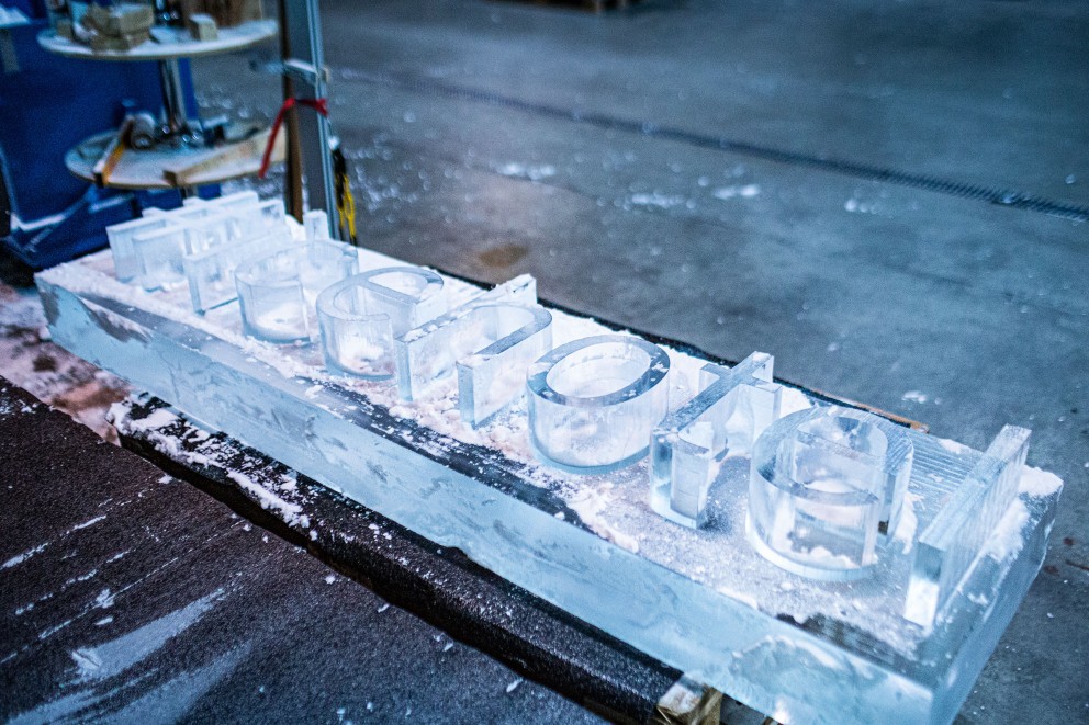 
				Skylten till ishotellet är skulpterad från ett isblock.

			