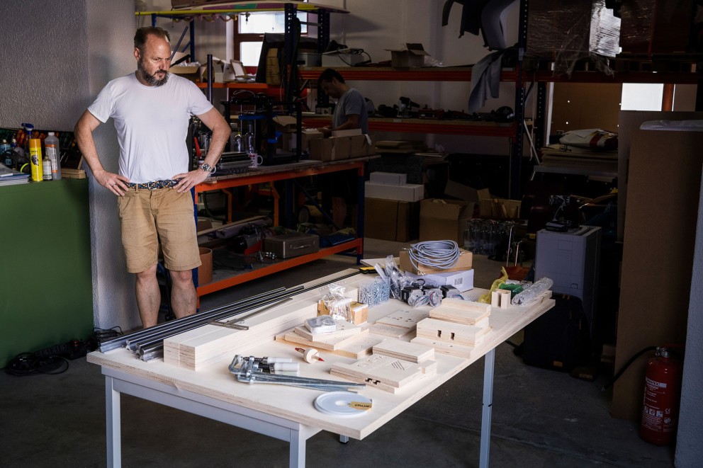 I en verkstad står bordet med allt material till CNC14 maskinen: trä, metallskenor, motorer, kablar och elektronik. I en verkstad står bordet med allt material till CNC14 maskinen: trä, metallskenor, motorer, kablar och elektronik.