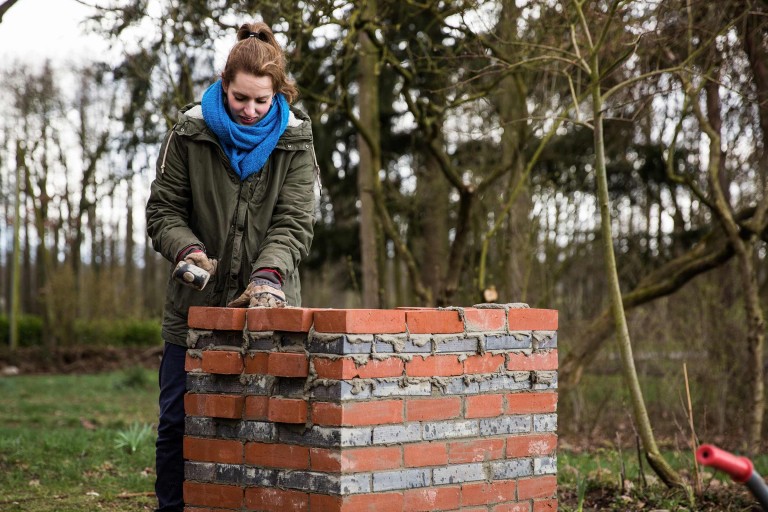 Esther bygger en grill Esther bygger en grill