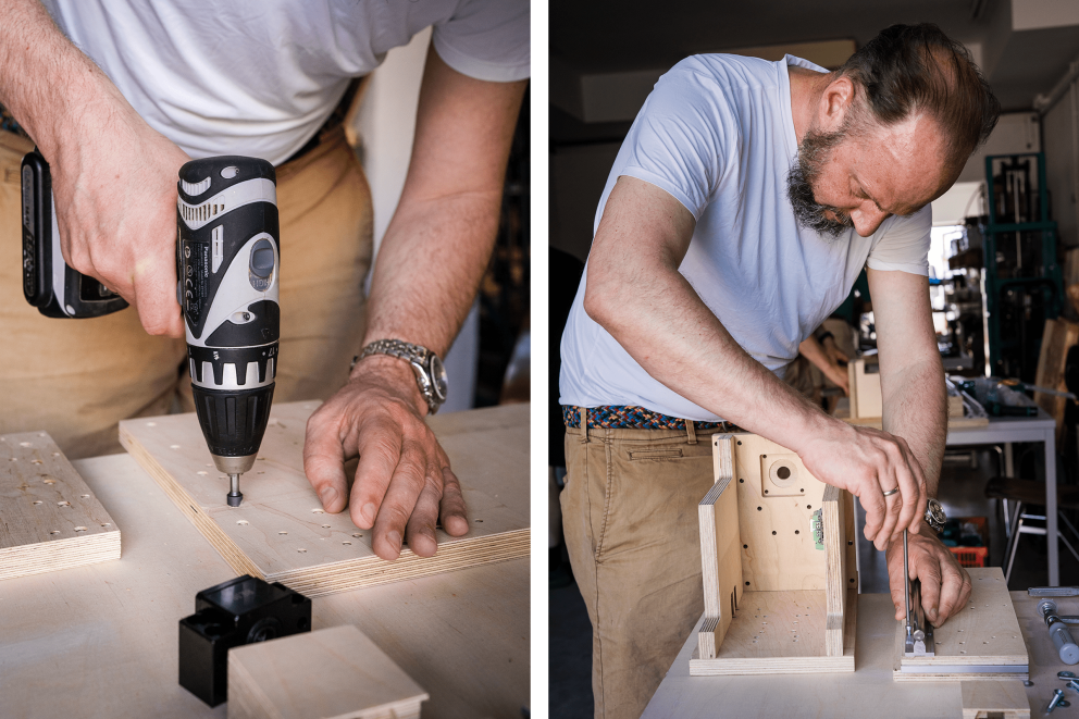 Volker försänker borrhålen med en sladdlös skruvdragare med försänkare och fäster sedan en aluminiumskena för Z axeln. Volker försänker borrhålen med en sladdlös skruvdragare med försänkare och fäster sedan en aluminiumskena för Z axeln.