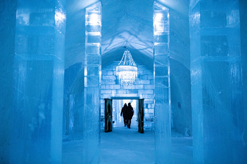 
				Majestätisk. lobbyn på ishotellet med höga, smala pelare och en ljuskrona av is.

			