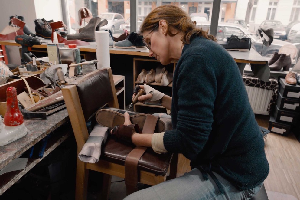 
				Gabriele Braun arbetar med en måttbeställd sko i skomakeriet

			