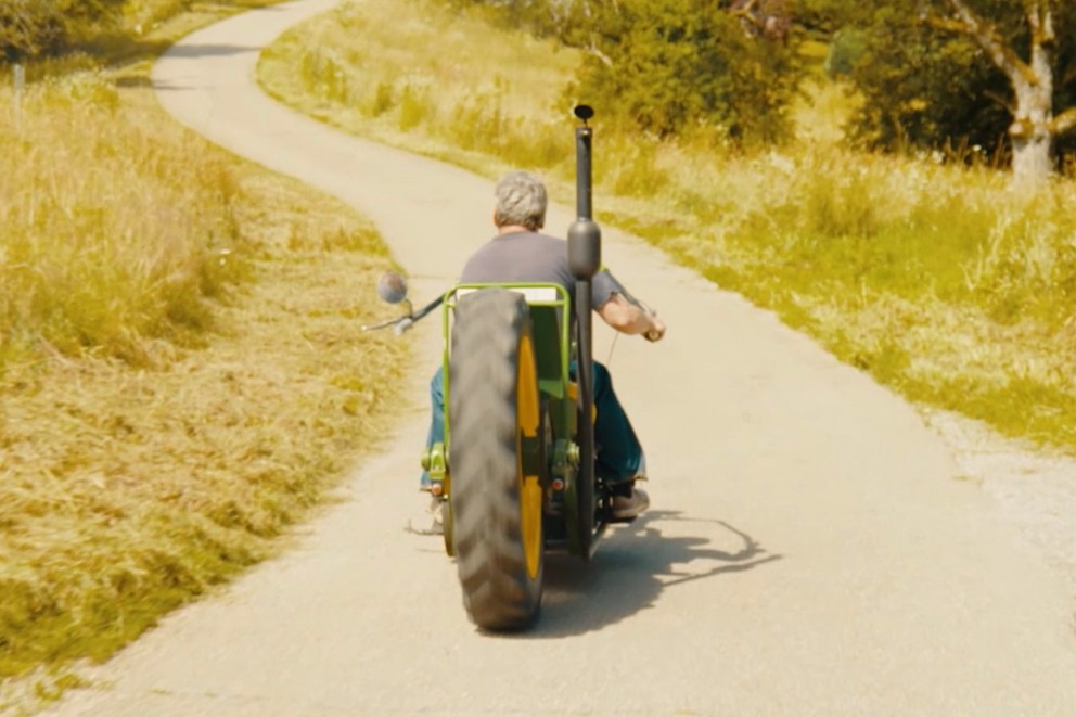 
				Willi på en motorcykel med traktordäck som bakhjul.

			