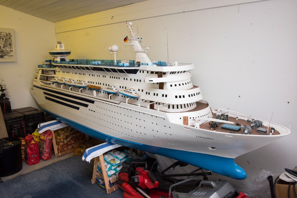 
				Modell av passagerarfartyget ”Land Hadeln”. Hans hittills största modell. Det är uppkallat efter fraktfartyget som han gjorde sin första resa med

			