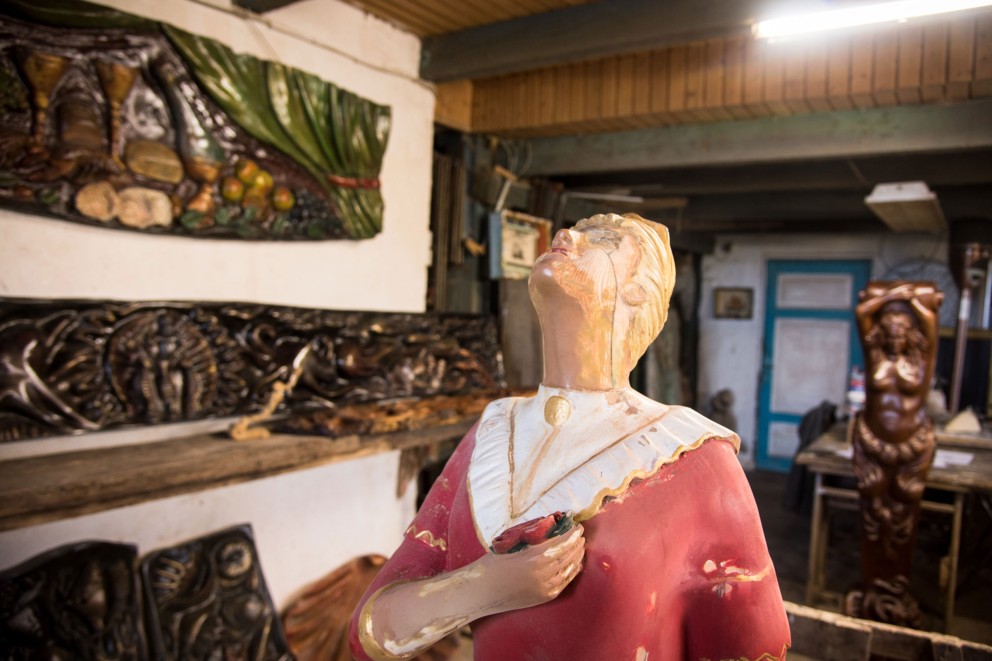Sprickan på galjonsfiguren ”Lissi” har redan tätats. Färgen behöver fortfarande fräschas upp och ansiktet ska återställas. Sprickan på galjonsfiguren ”Lissi” har redan tätats. Färgen behöver fortfarande fräschas upp och ansiktet ska återställas.