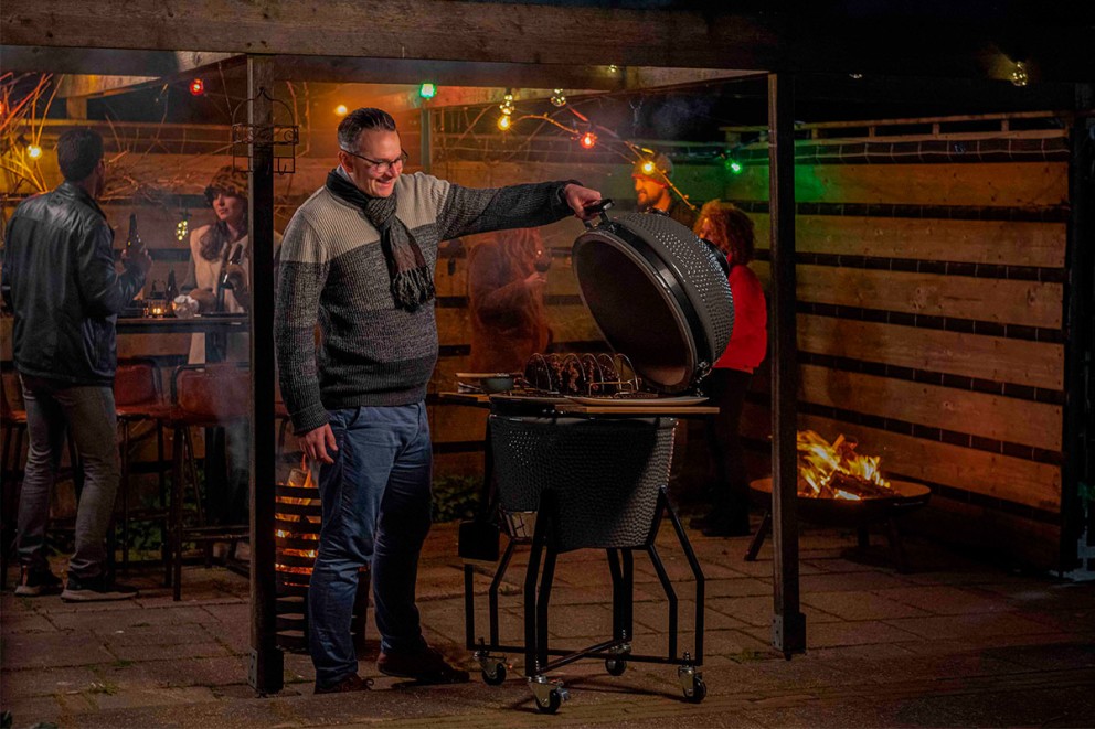 Grillscen med människor utomhus och grill