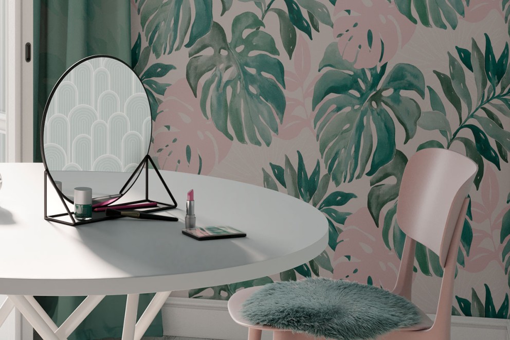 Dekorativ interiör med bord, stol, spegel och Monstera tapet